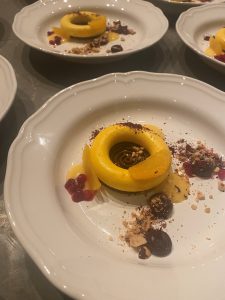 Saffran-& nektarinmousse med chokladganasche, marinerade lingon och lingoncrisp